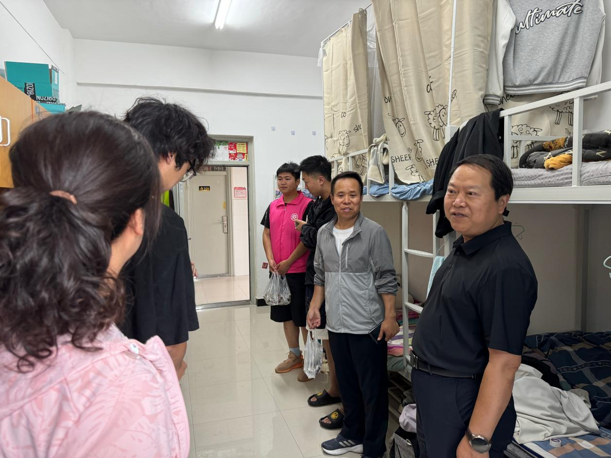 粽香满校园 慰问暖人心丨校领导深入Beat365官方网站学生宿舍进行端午节日慰问